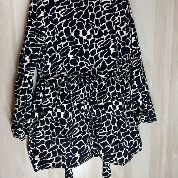 Luii black and white animal print long sleeve jacket, size XL - Picture 14 of 16